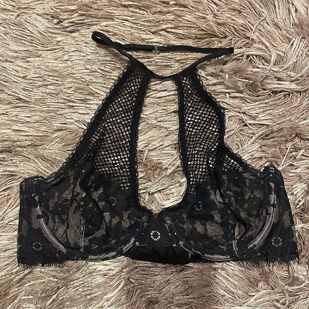 VICTORIA’S Secret High Neck Lace Underwire‎ Bralette Size 32C